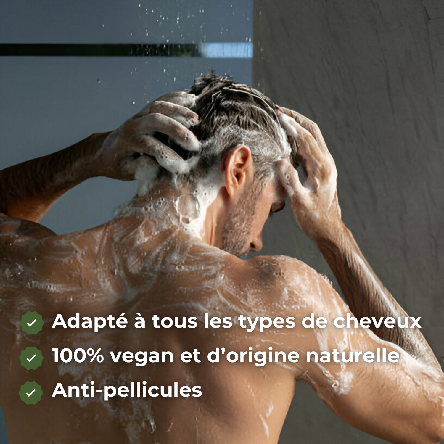 Homme sous la douche en train d'utiliser le shampoing Eclama, mousse abondante sur les cheveux, adapté à tous types de cheveux, 100% vegan et anti-pellicules.